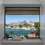 Beachfront Nikol Apartment *
