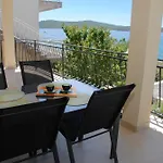Apartment Beachfront Nikol Zaboric