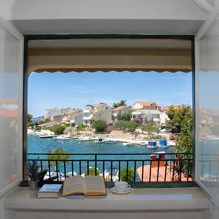 Beachfront Nikol Apartamento *