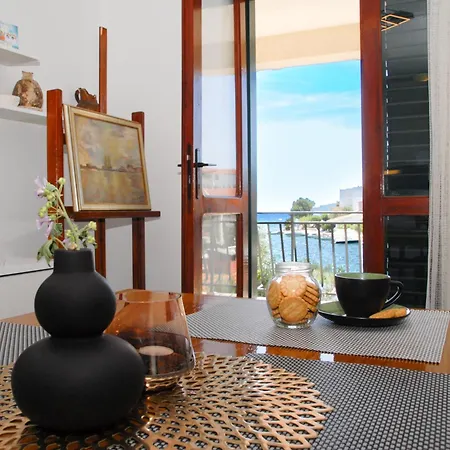 Beachfront Nikol Apartment *