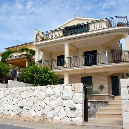 Beachfront Nikol Apartamento *