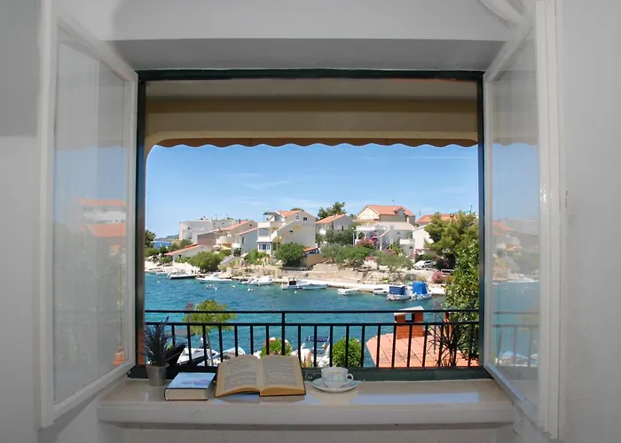 Beachfront Nikol Apartman *