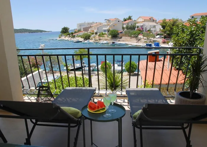Beachfront Nikol Apartman