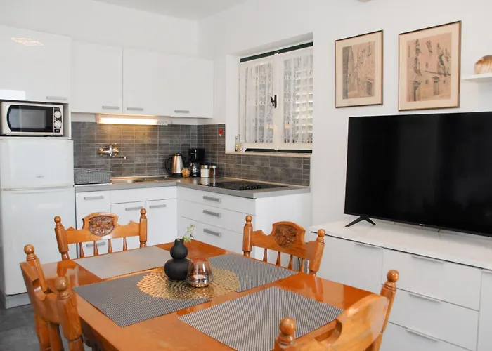 Beachfront Nikol Apartman Zaboric