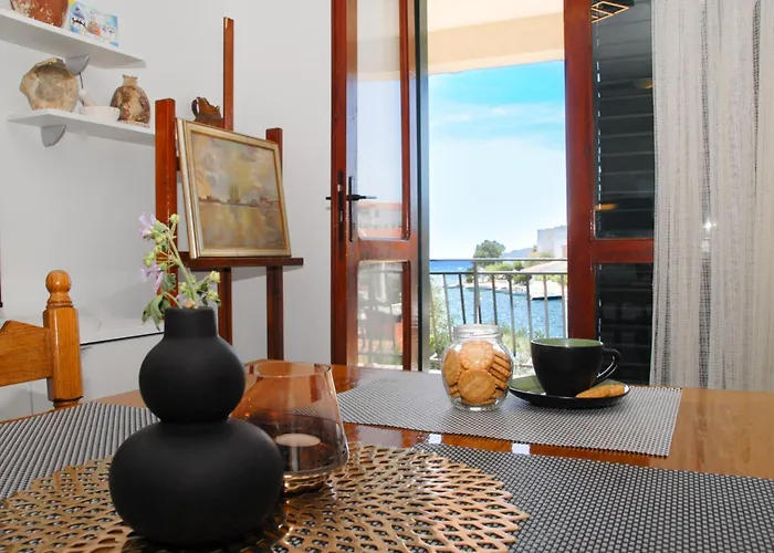 Beachfront Nikol Apartman *