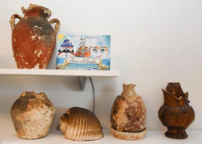 Beachfront Nikol Apartman *