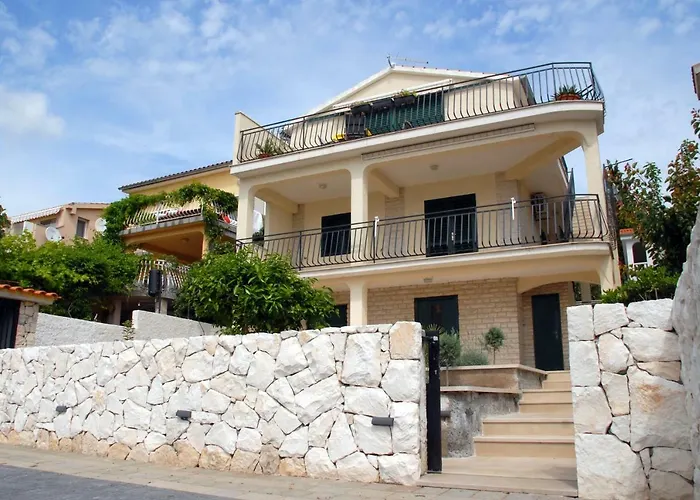 Beachfront Nikol Apartman *